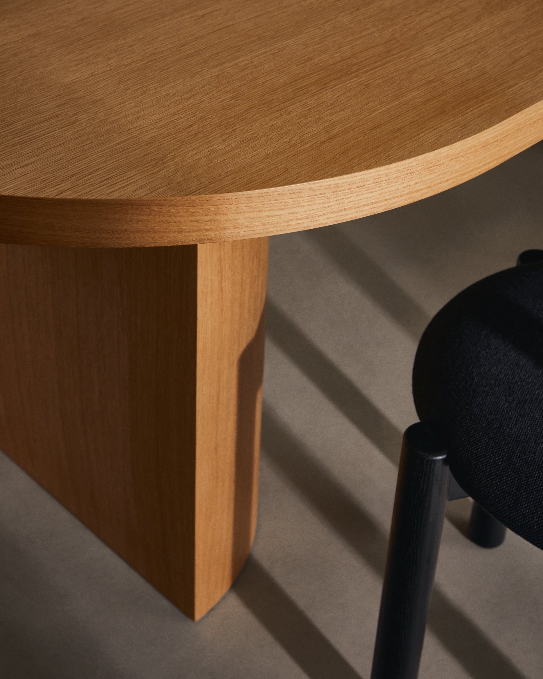 Nealy table with an oak veneer in a natural finish, 200 x 100 cm